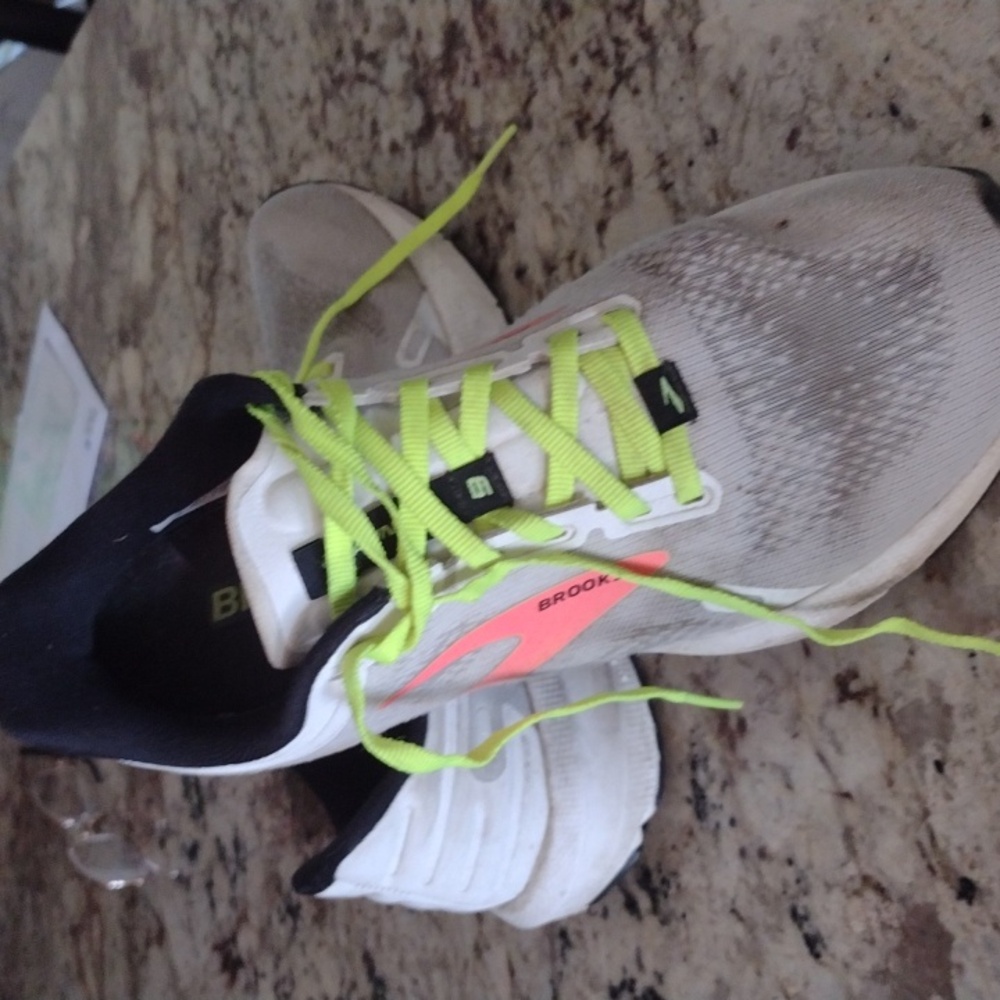 Tennis shoes
